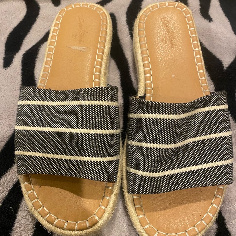Universal Thread Black and Cream Striped Slide Sandals-Size 7